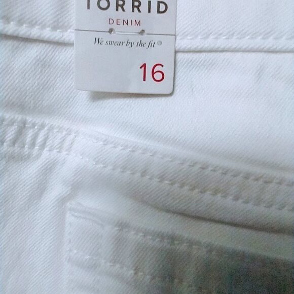 Torrid Plus Size 3.5” Short White With Laser Embroidery Denimb Shorts Size 16 - Picture 3 of 11